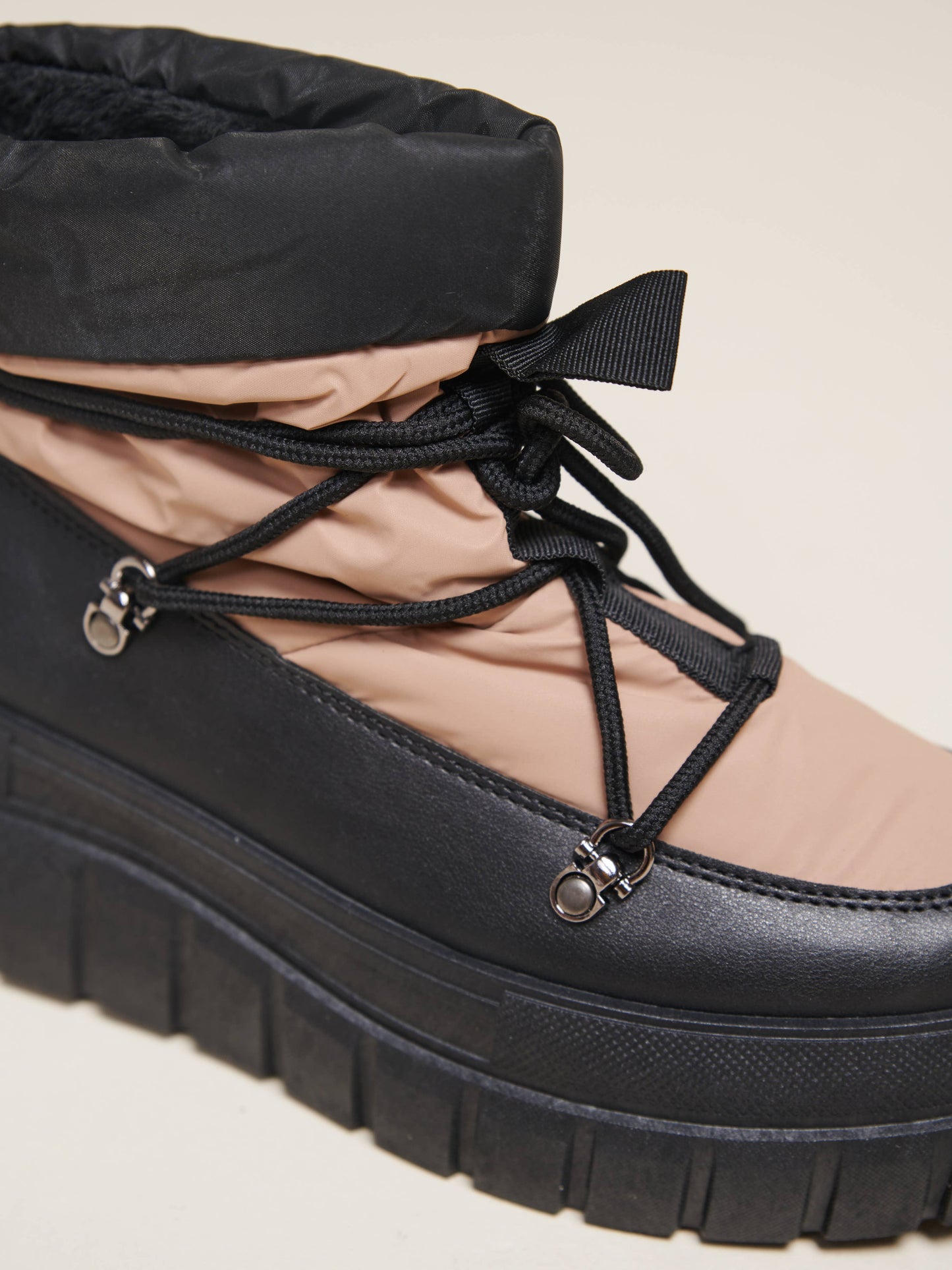 Stivali imbottiti in ecopelle con suola carrarmato