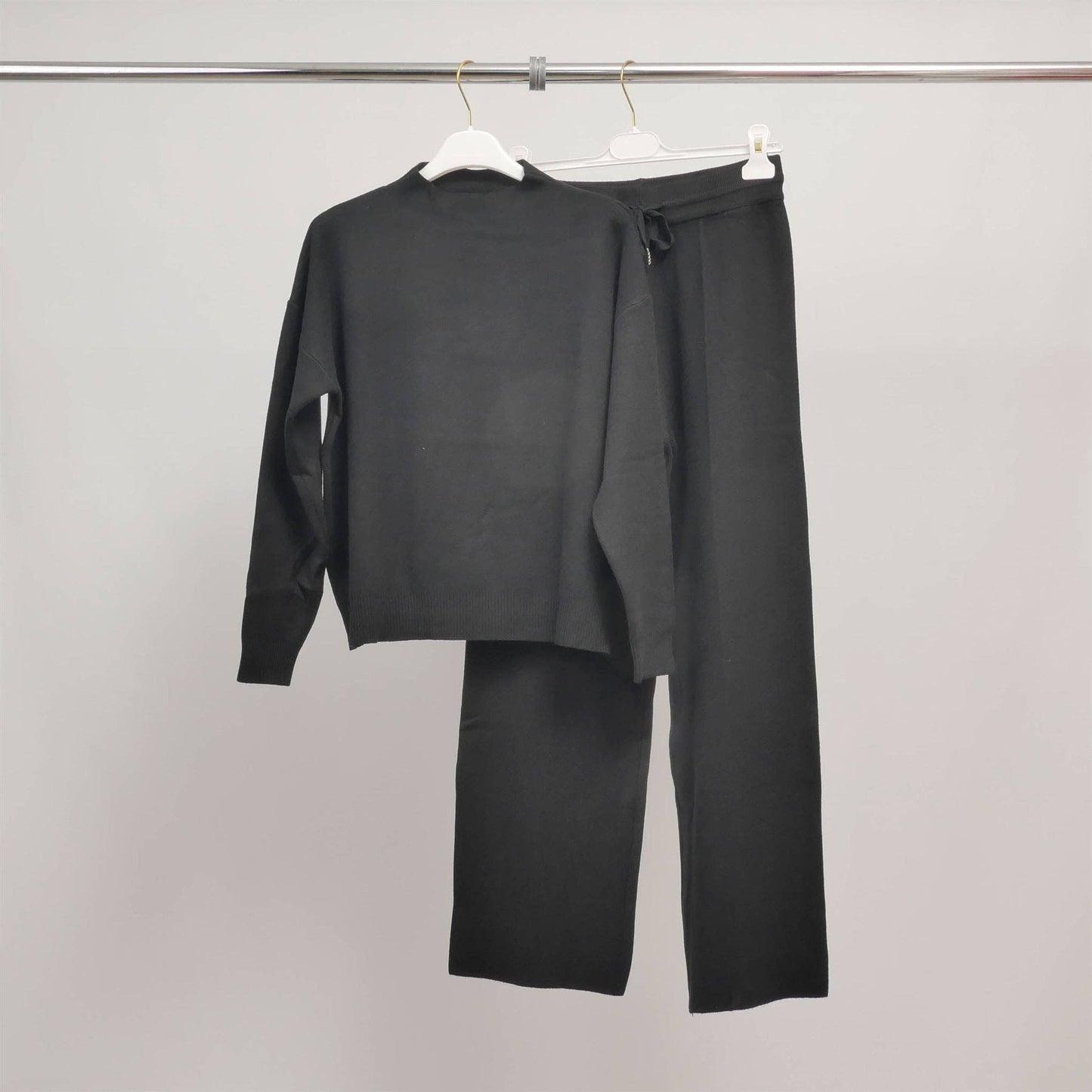 Completo minimal comodo maglione e pantaloni