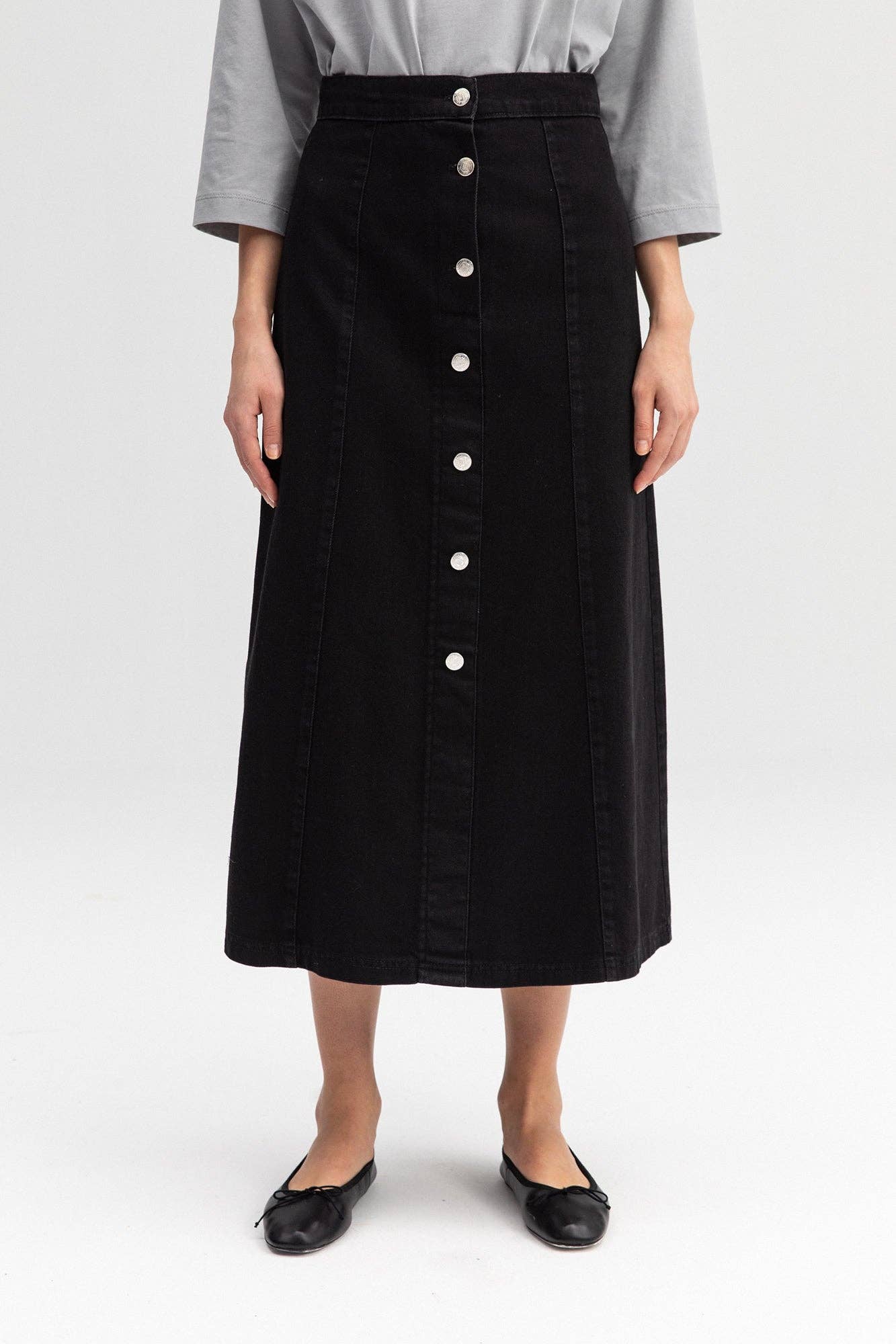 Gonna jeans a linea midi nera con bottoni