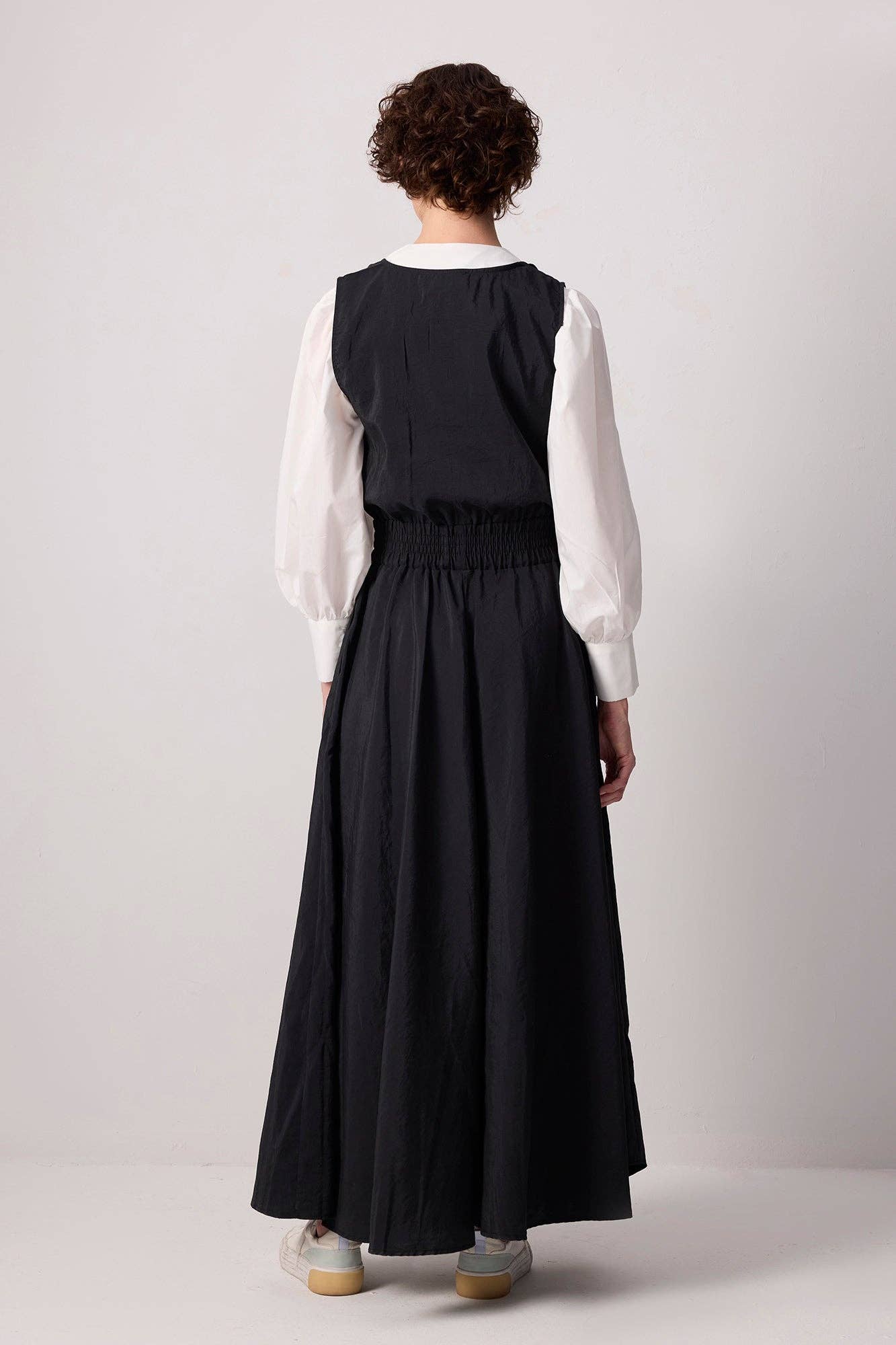 Abito maxi nero senza maniche con scollo a V e vita elastica