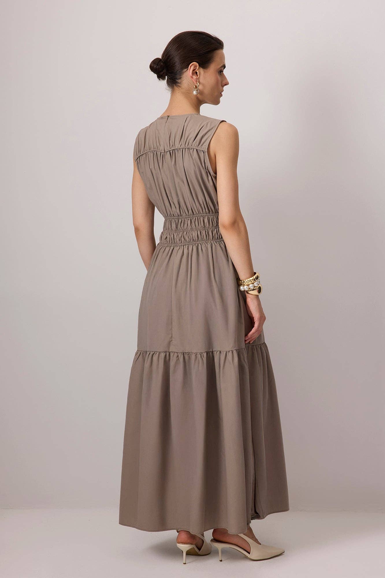 Abito maxi senza maniche in popeline con vita smock e balze