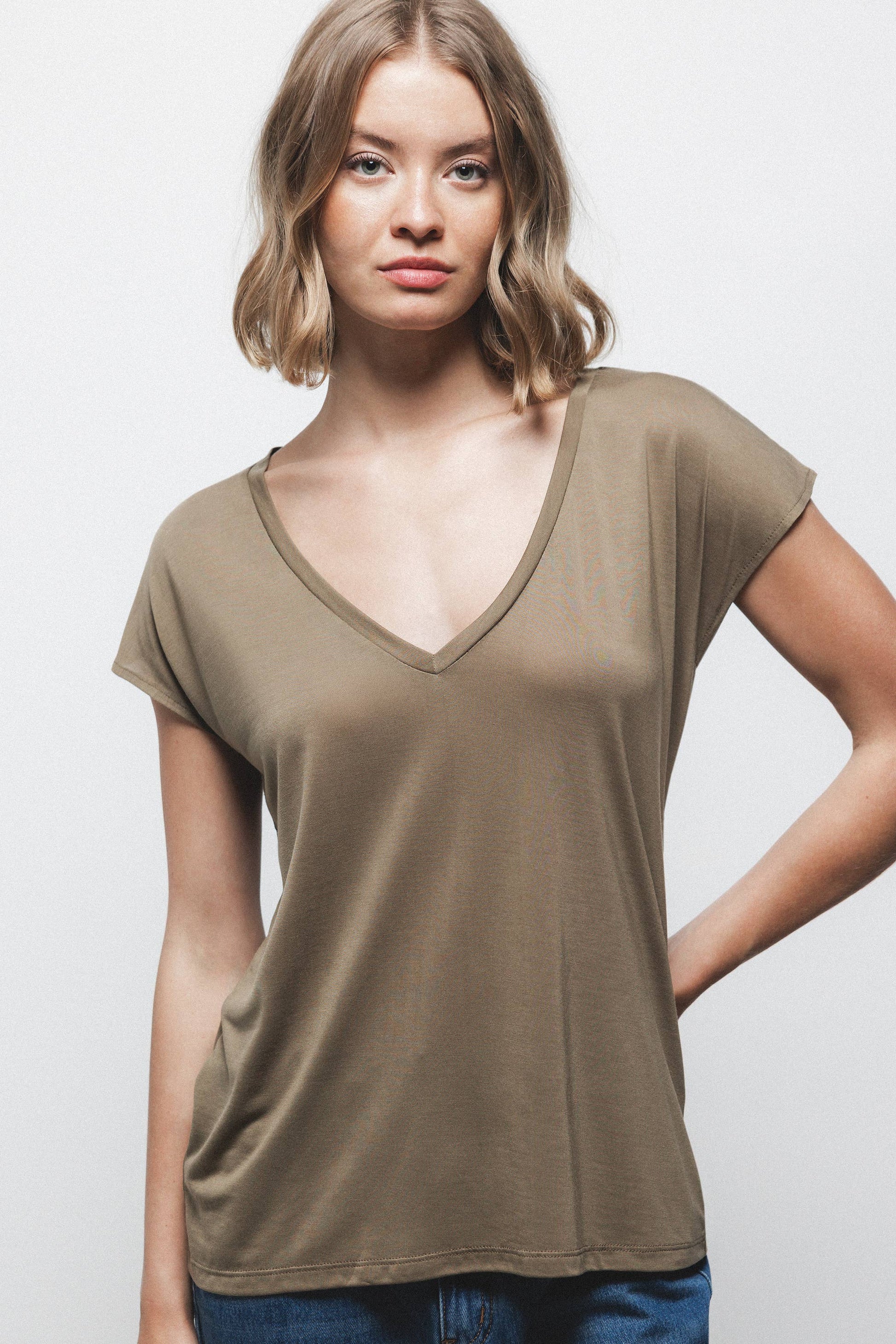 T-shirt in lyocell con scollo a V