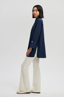 Camicia in popeline blu navy con polsini ampi e bottoni oro