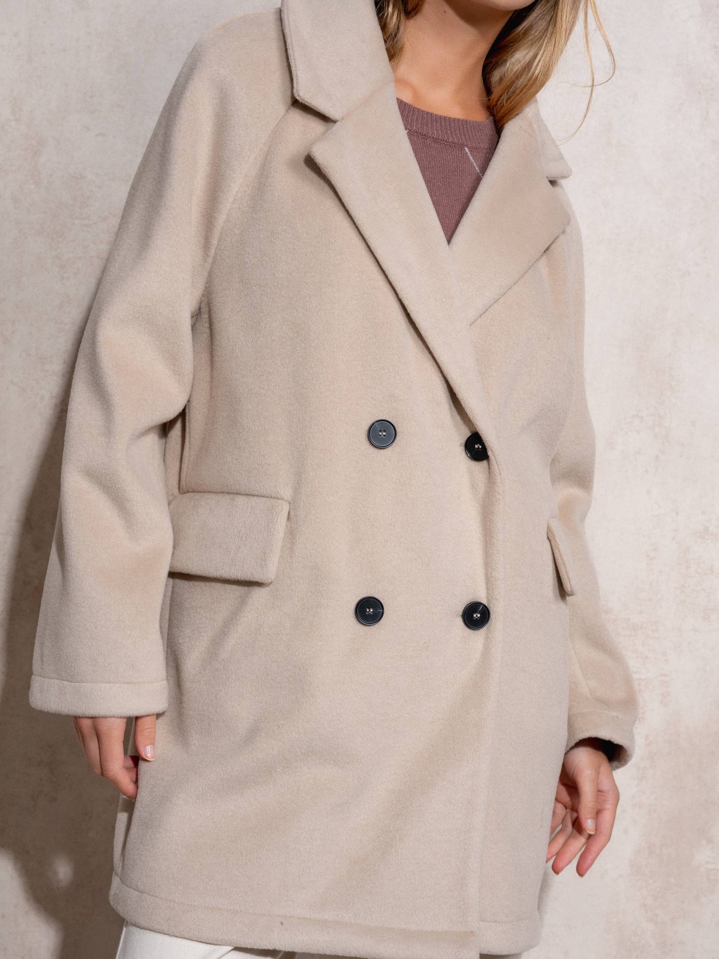 Cappotto midi doppiopetto con revers ampio