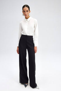 Pantaloni palazzo neri in crepe con piping a contrasto