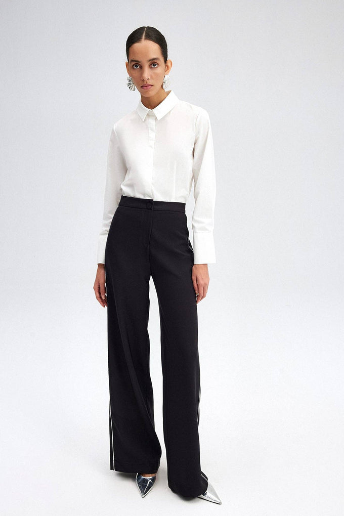 Pantaloni palazzo neri in crepe con piping a contrasto