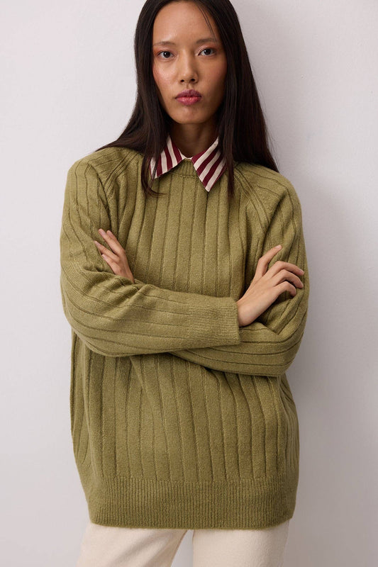 Maglione a coste verde con girocollo