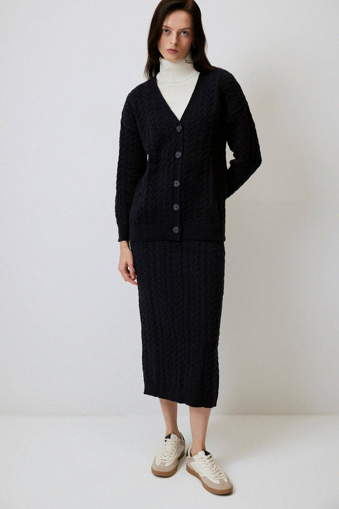 Completo in maglia con gonna midi e cardigan
