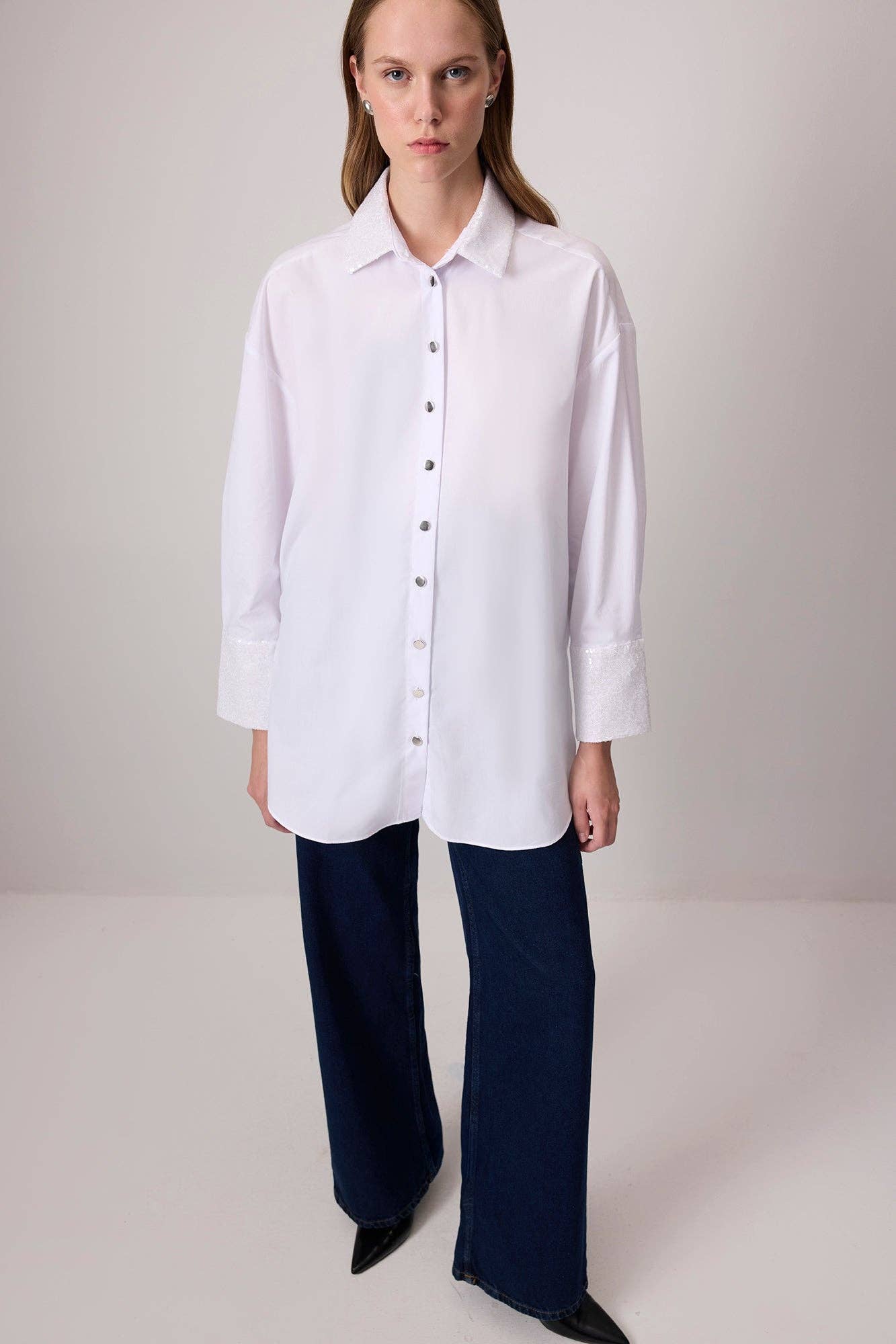 Camicia oversize in popeline bianco con colletto e polsini in paillettes