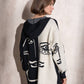 Cappotto cardigan in maglia con cappuccio e zip bicolor con stampa grafica
