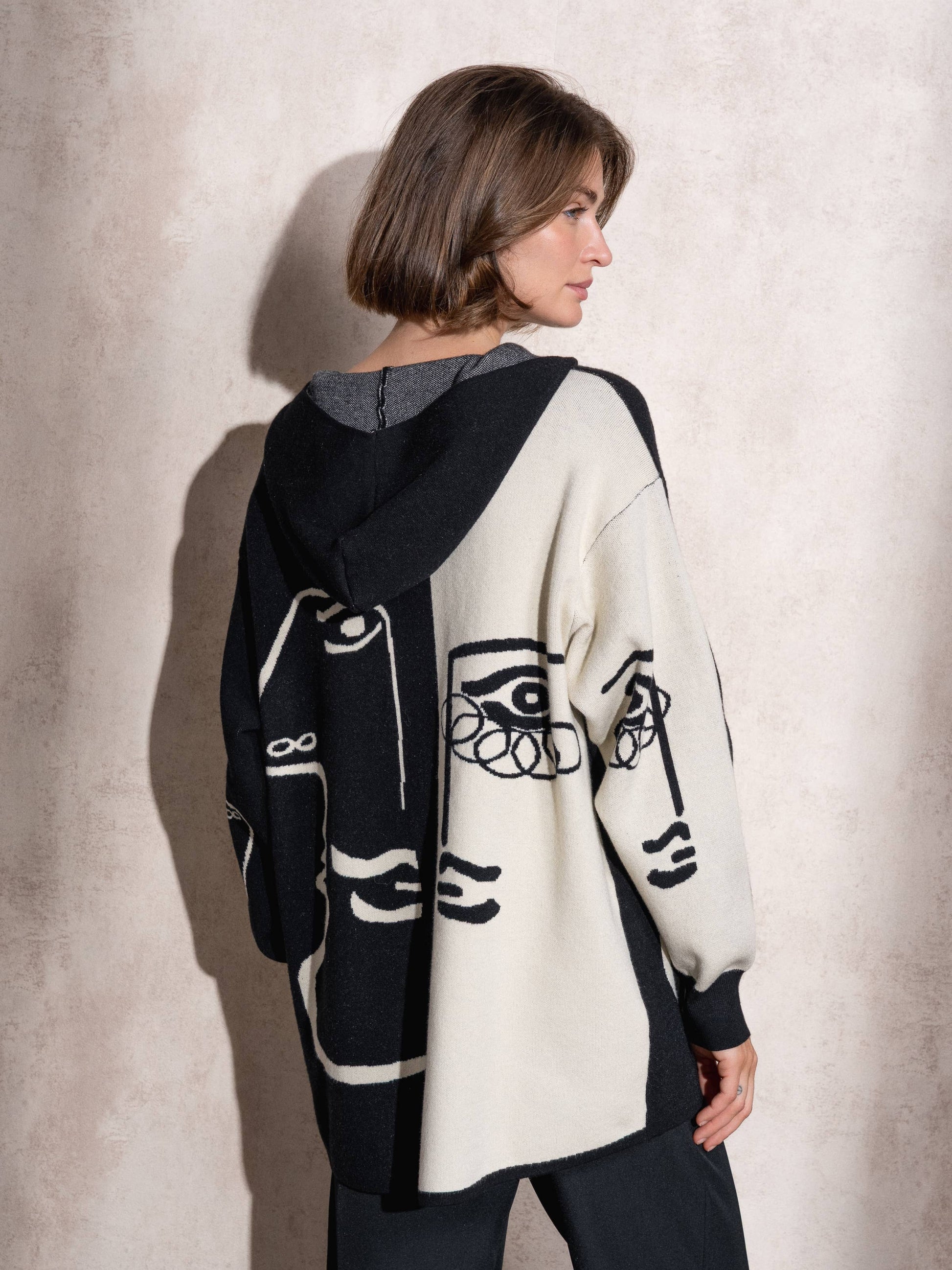 Cappotto cardigan in maglia con cappuccio e zip bicolor con stampa grafica