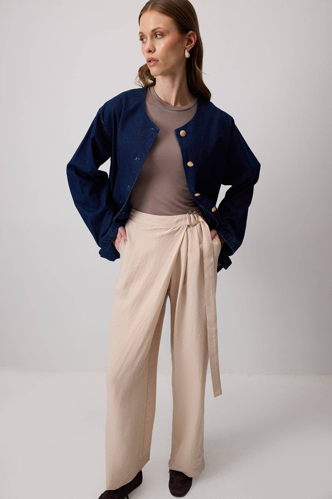 Pantaloni beige a gamba larga con cintura avvolgente