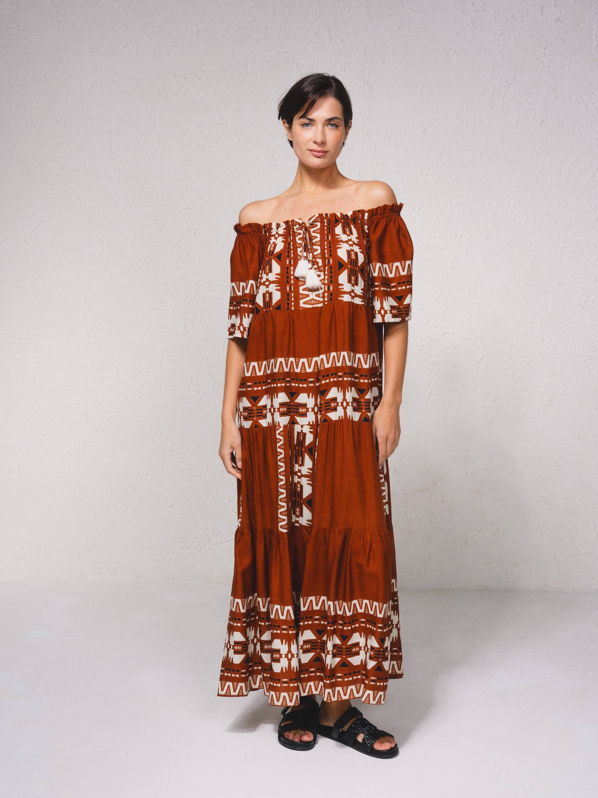 Abito lungo fluido a trapezio con stampa off-shoulder