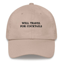 Cappellino in cotone ricamato “Will Travel for Cocktails”