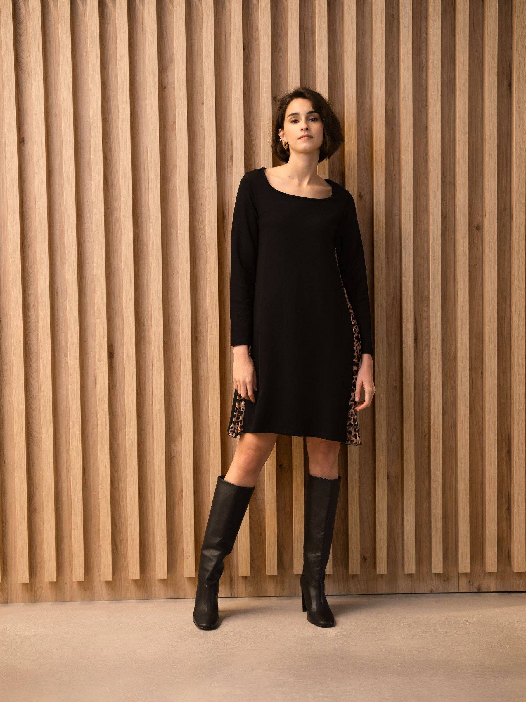 Abito plissettato nero con inserti animalier