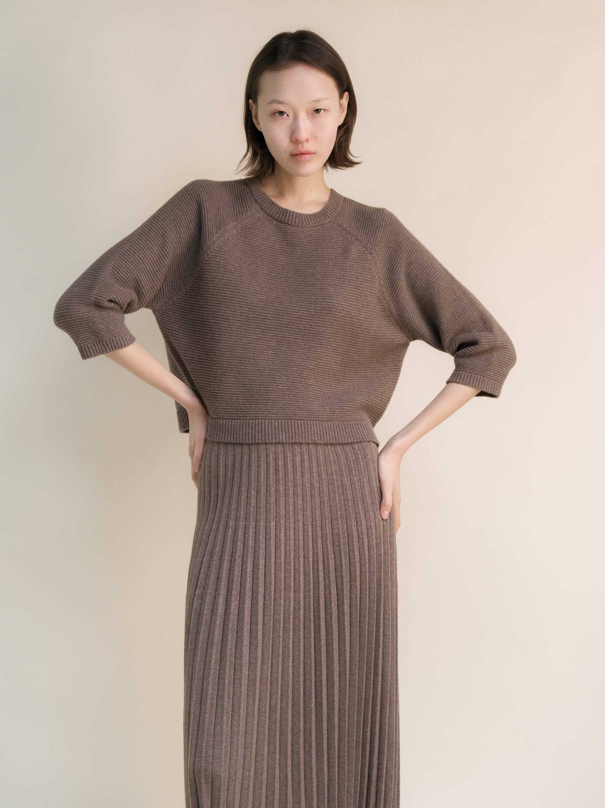 Maglione cropped in misto cashmere con maniche raglan 3/4