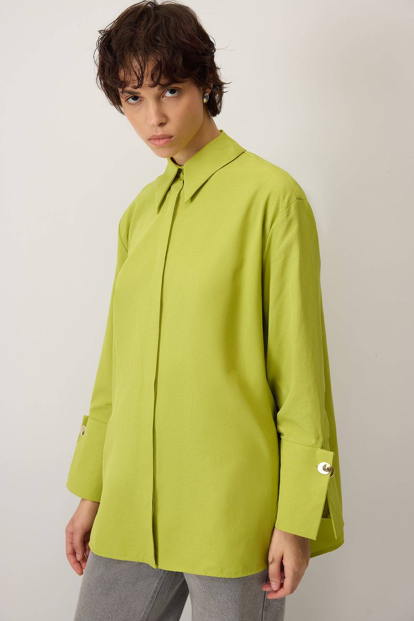Camicia in popeline verde con polsini ampi