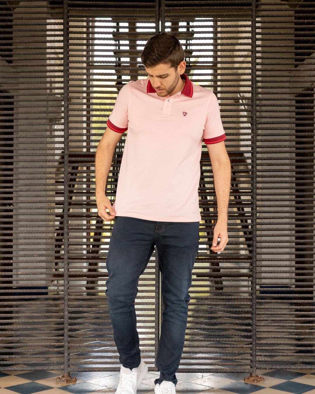 Polo antimacchia rosa con collo a contrasto