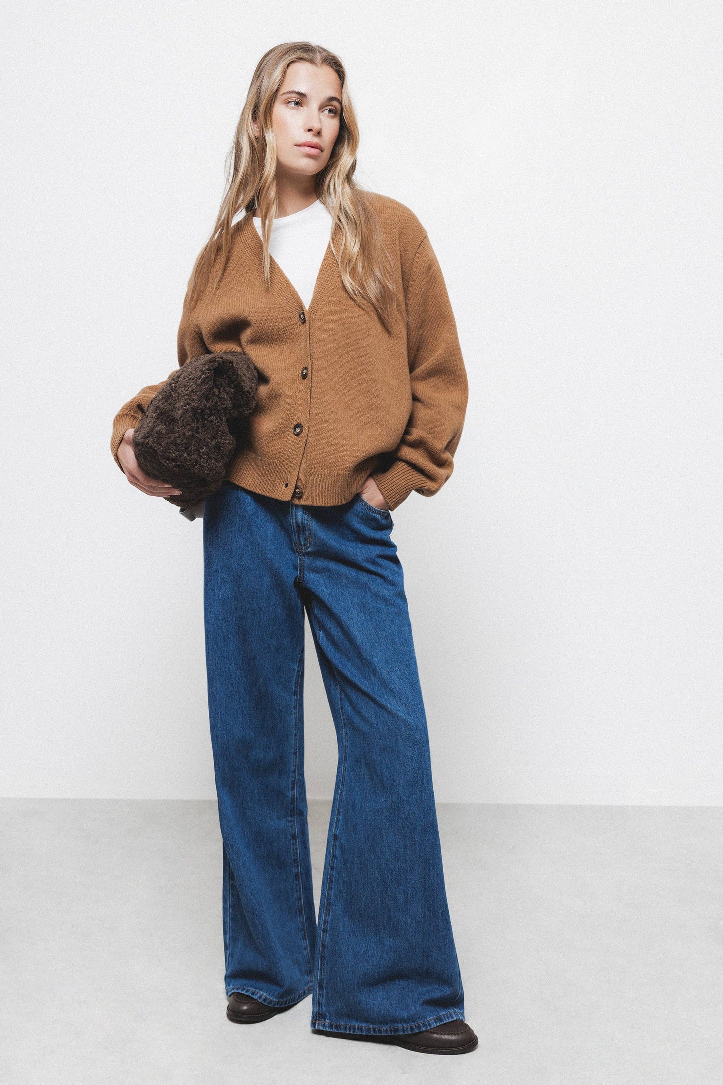Cardigan in lana a maglia rasata con scollo a V