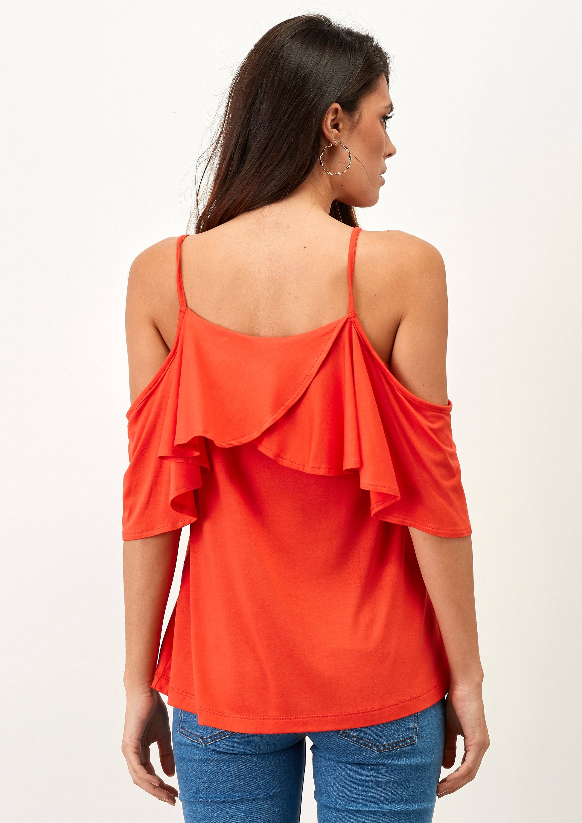 T-shirt con spalle scoperte e volant