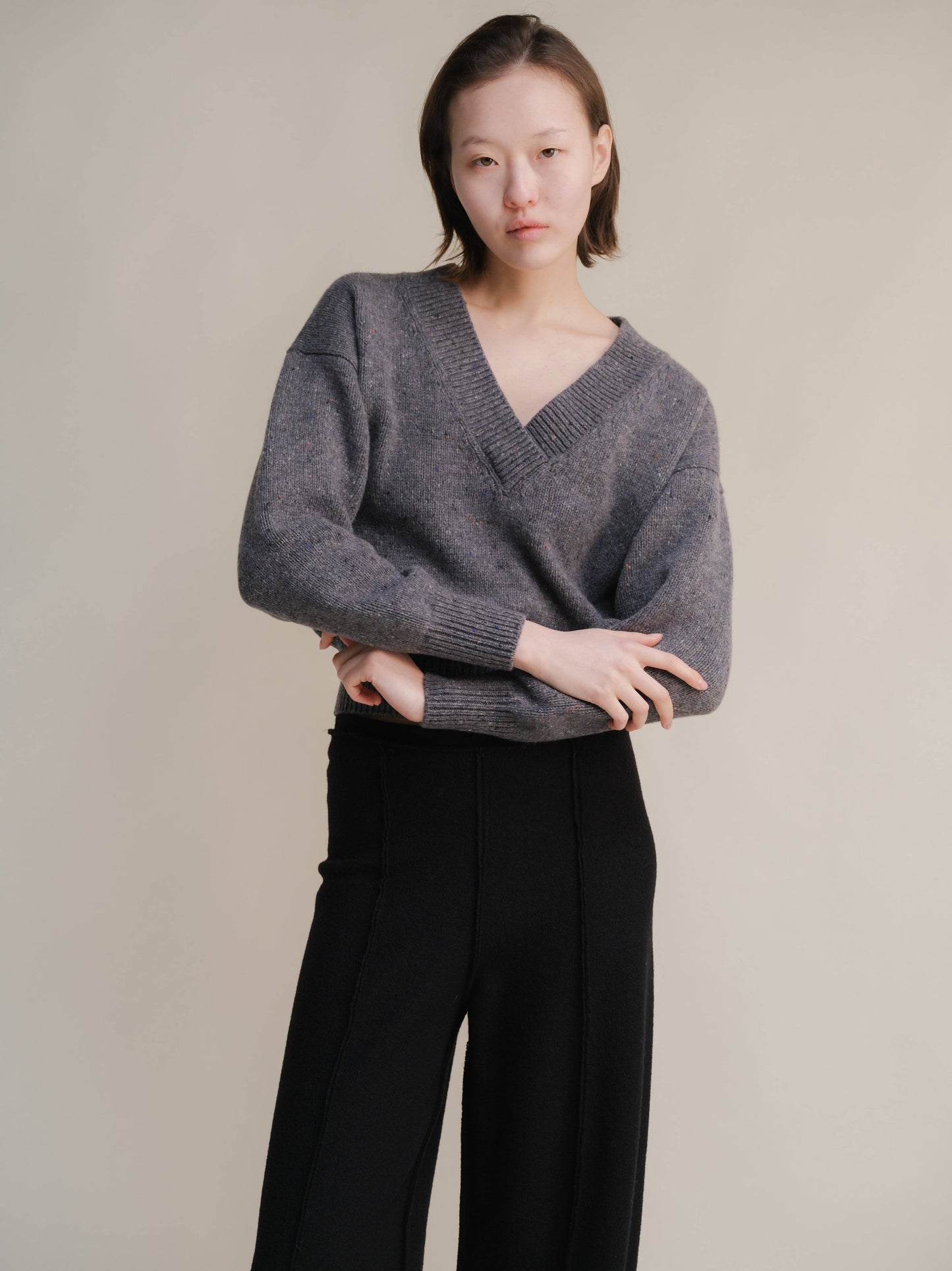 Maglione corto tweed con doppio scollo a V