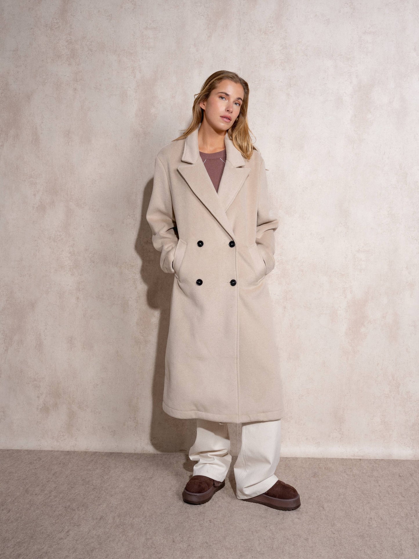 Cappotto lungo doppiopetto con revers
