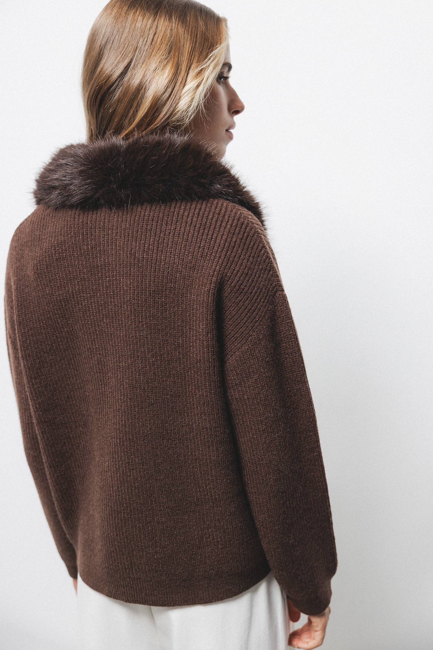 Cappotto in maglia rasata con collo in eco-pelliccia