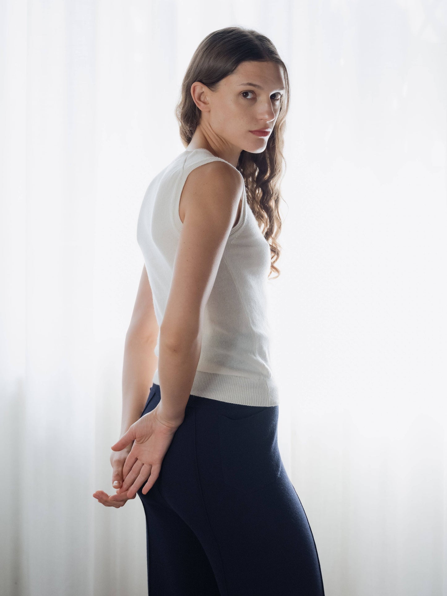 Canotta in puro cashmere con scollo a V