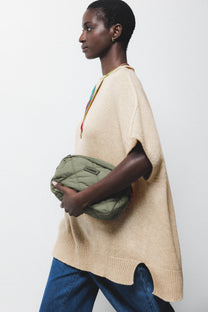 Maglione oversize in lana con collo alto e maniche a pipistrello