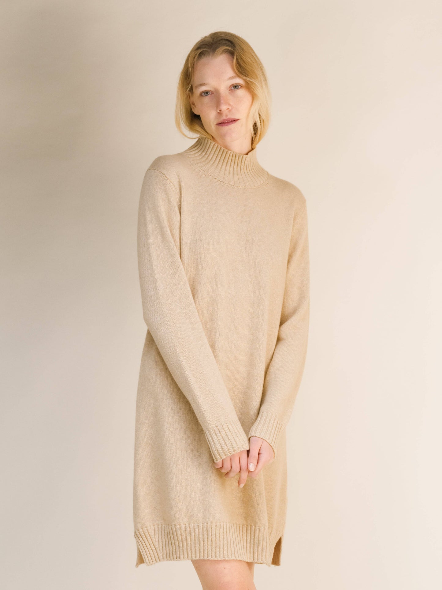 Abito midi in misto cashmere con collo alto