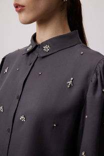 Camicia ricamata con pietre in mussola di cotone