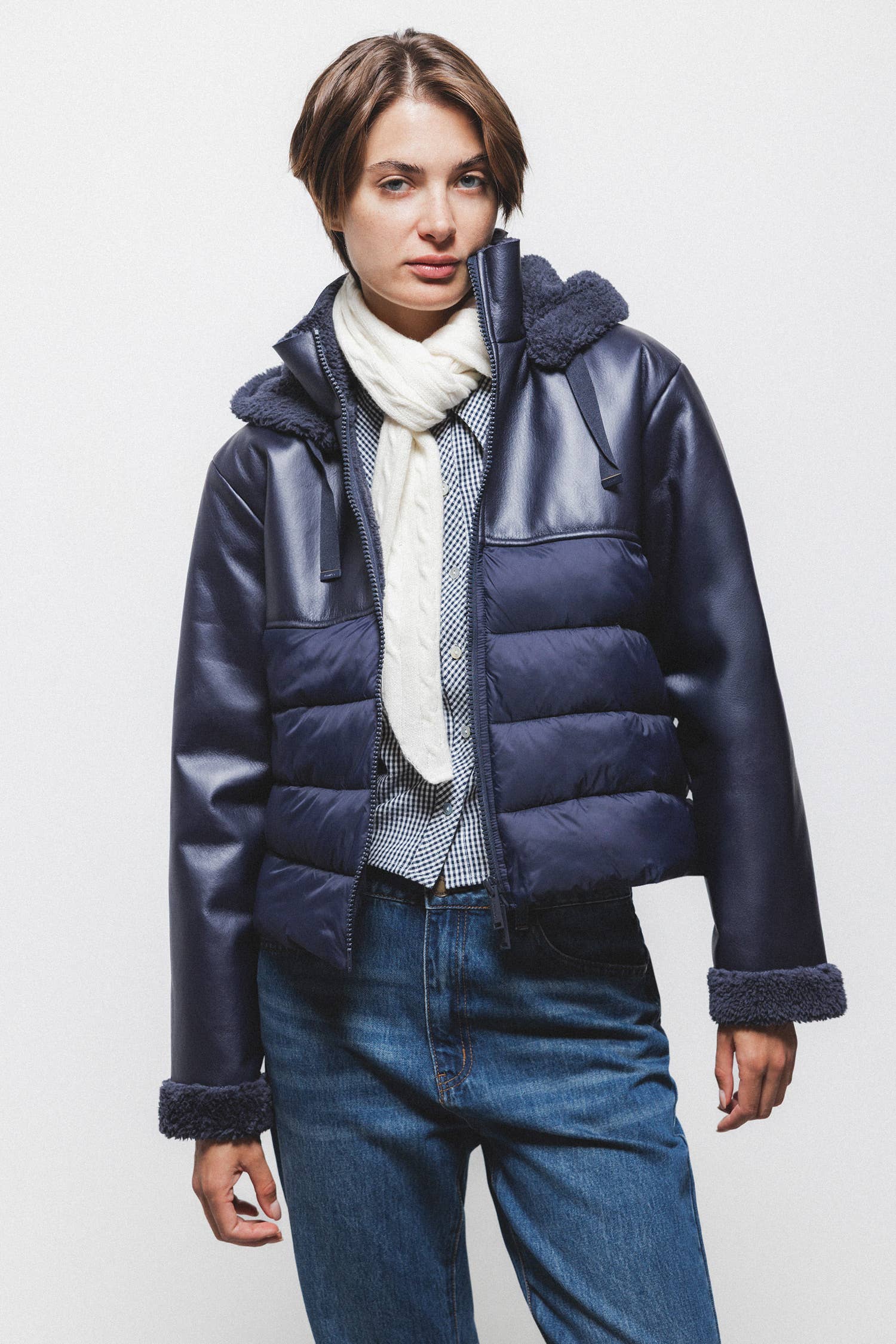 Giacca imbottita in eco-pelle con cappuccio e zip