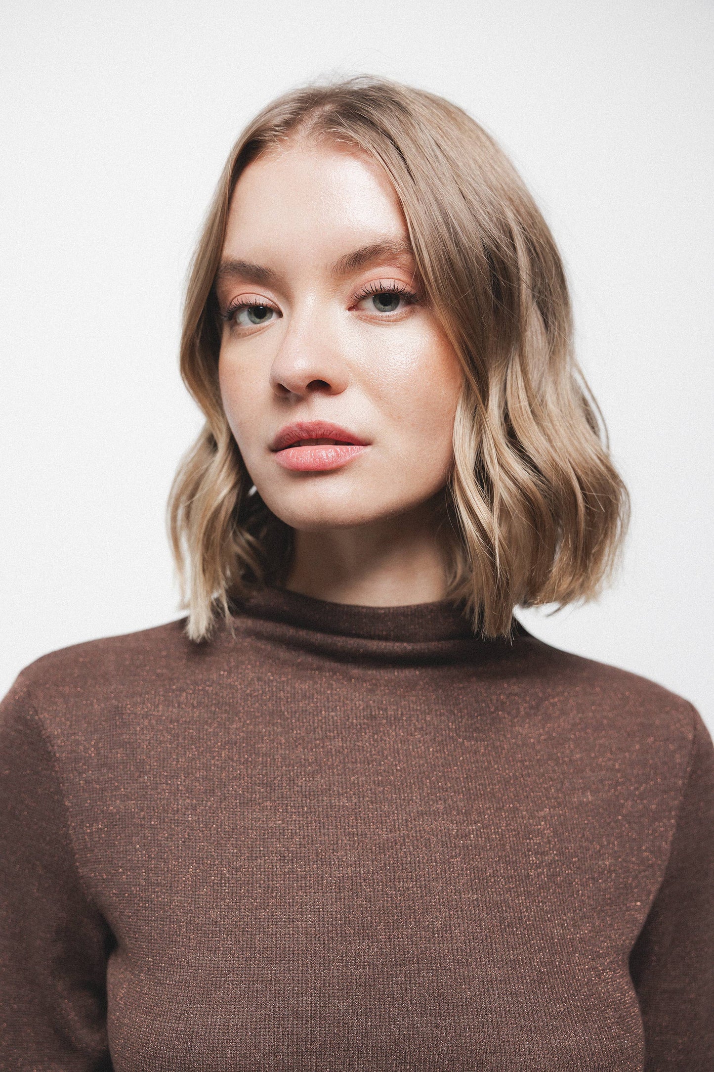 Maglione in maglia con dettagli metallici e collo alto