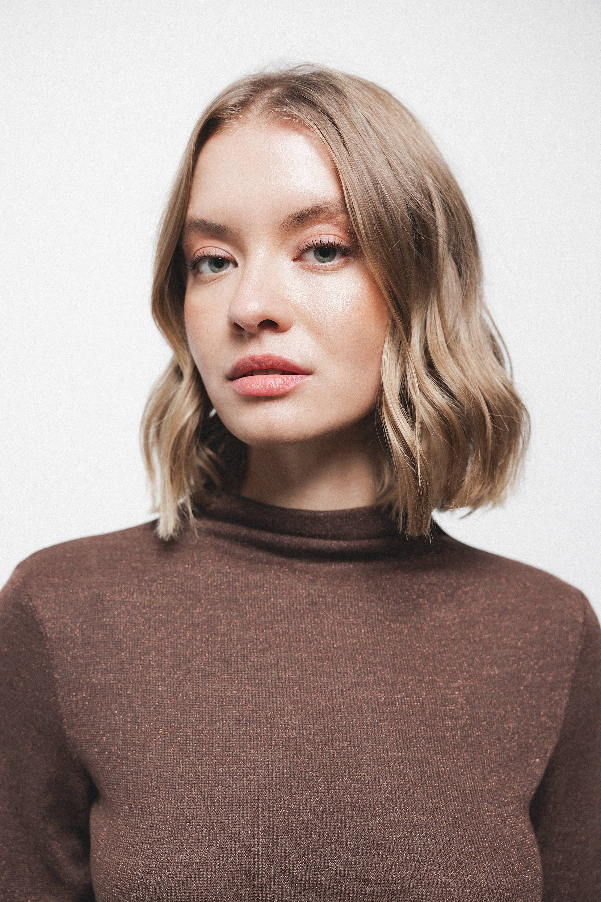 Maglione in maglia con dettagli metallici e collo alto