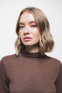 Maglione in maglia con dettagli metallici e collo alto