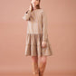 Abito a quadri beige con balze