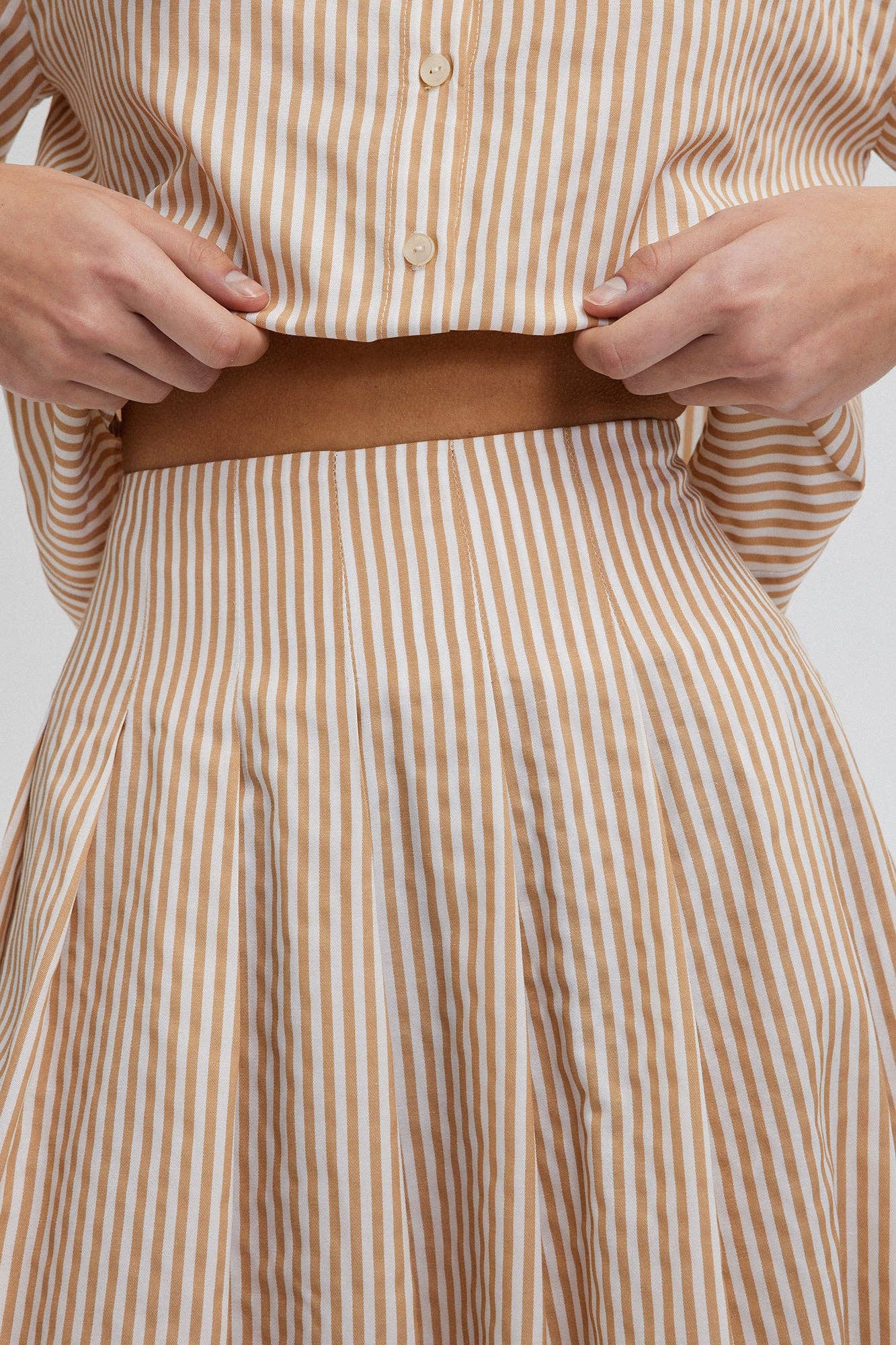 Set camicia e gonna midi plissé a righe