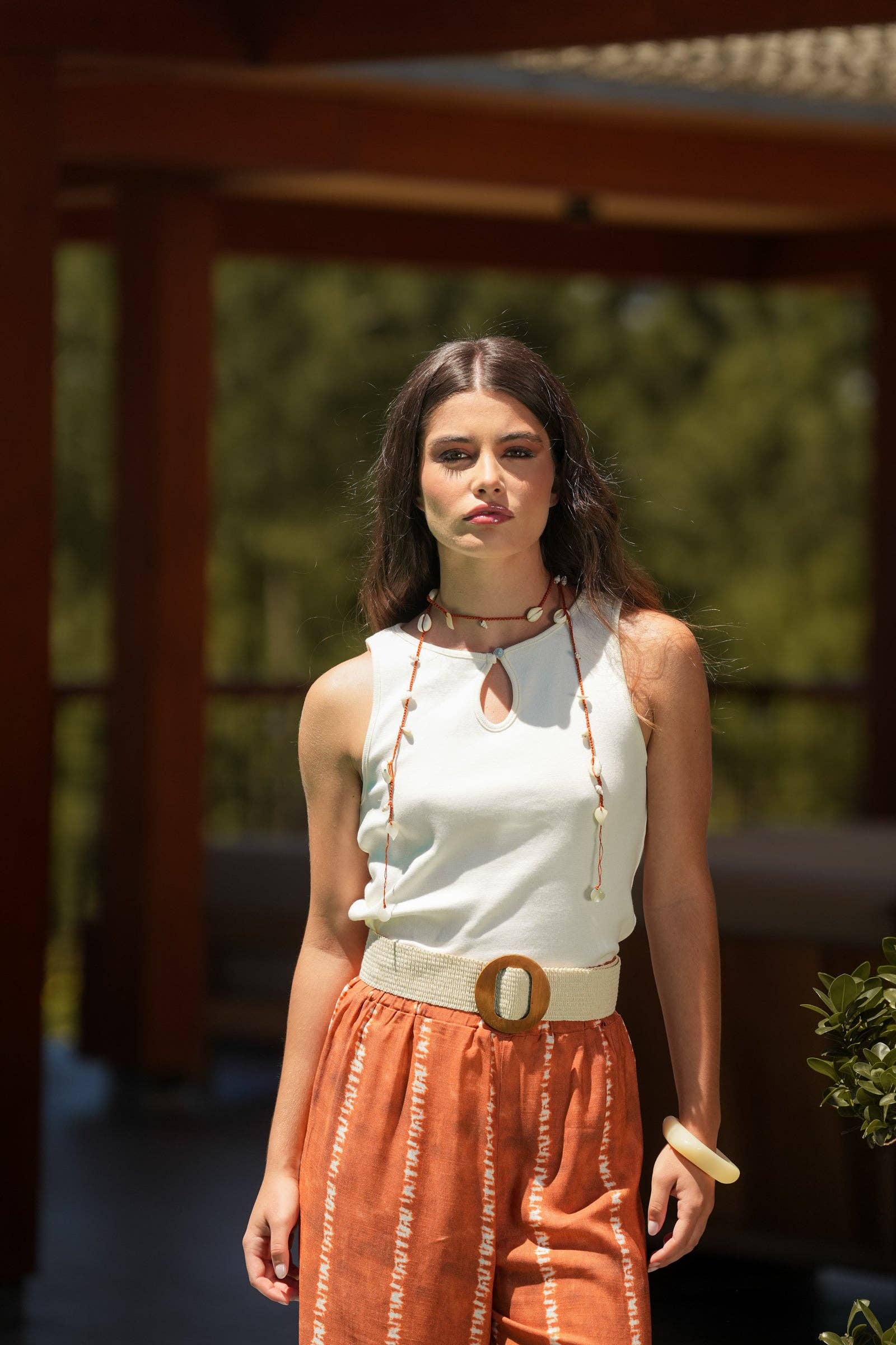 Top bianco con scollo a goccia