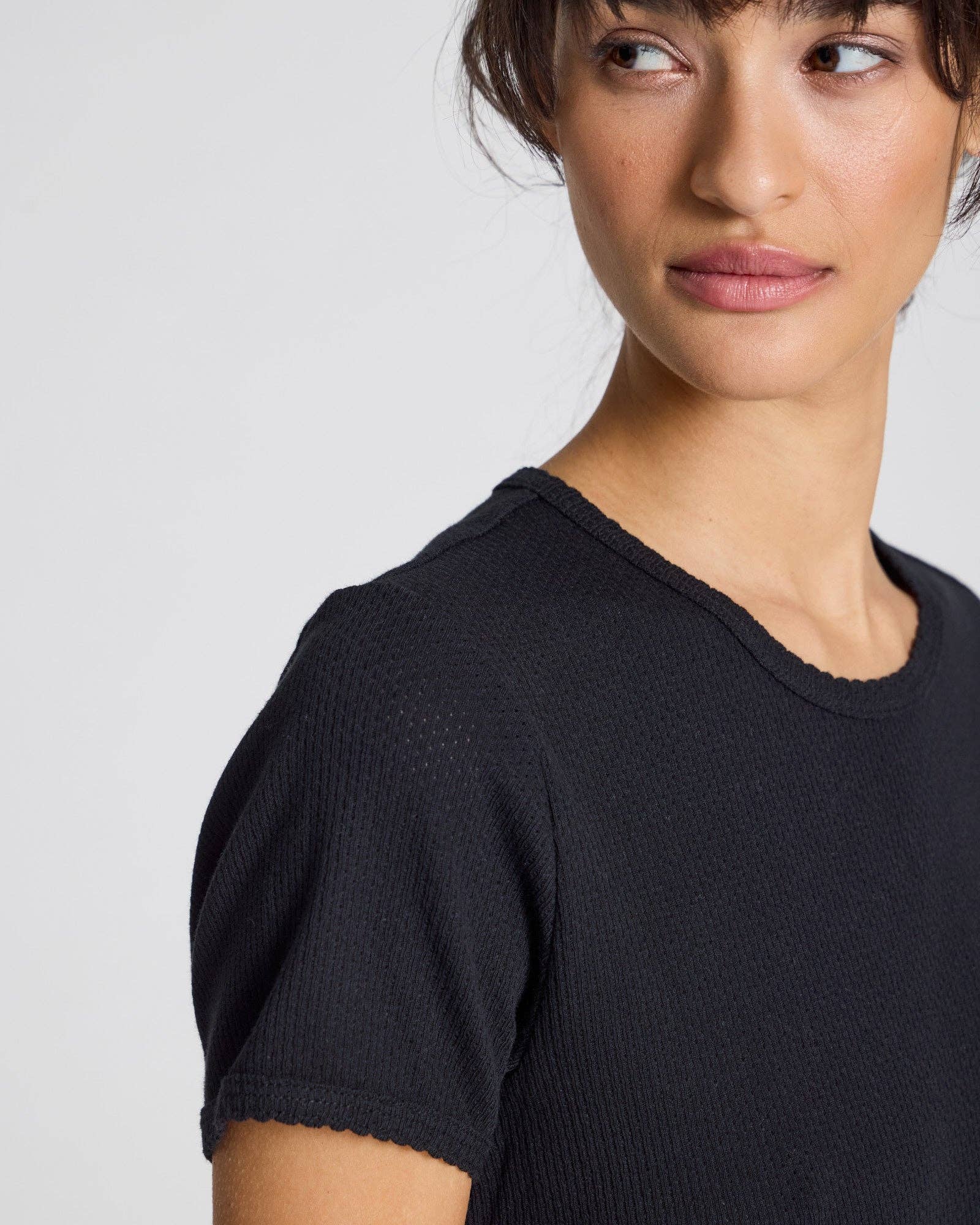 T-shirt Chrisstine in cotone biologico nero con dettagli in pizzo
