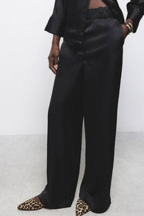 Pantaloni neri a gamba larga con tasche laterali