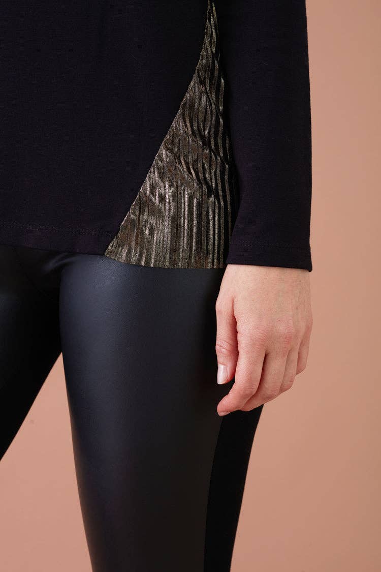 Maglia nera con inserti plissé laminati