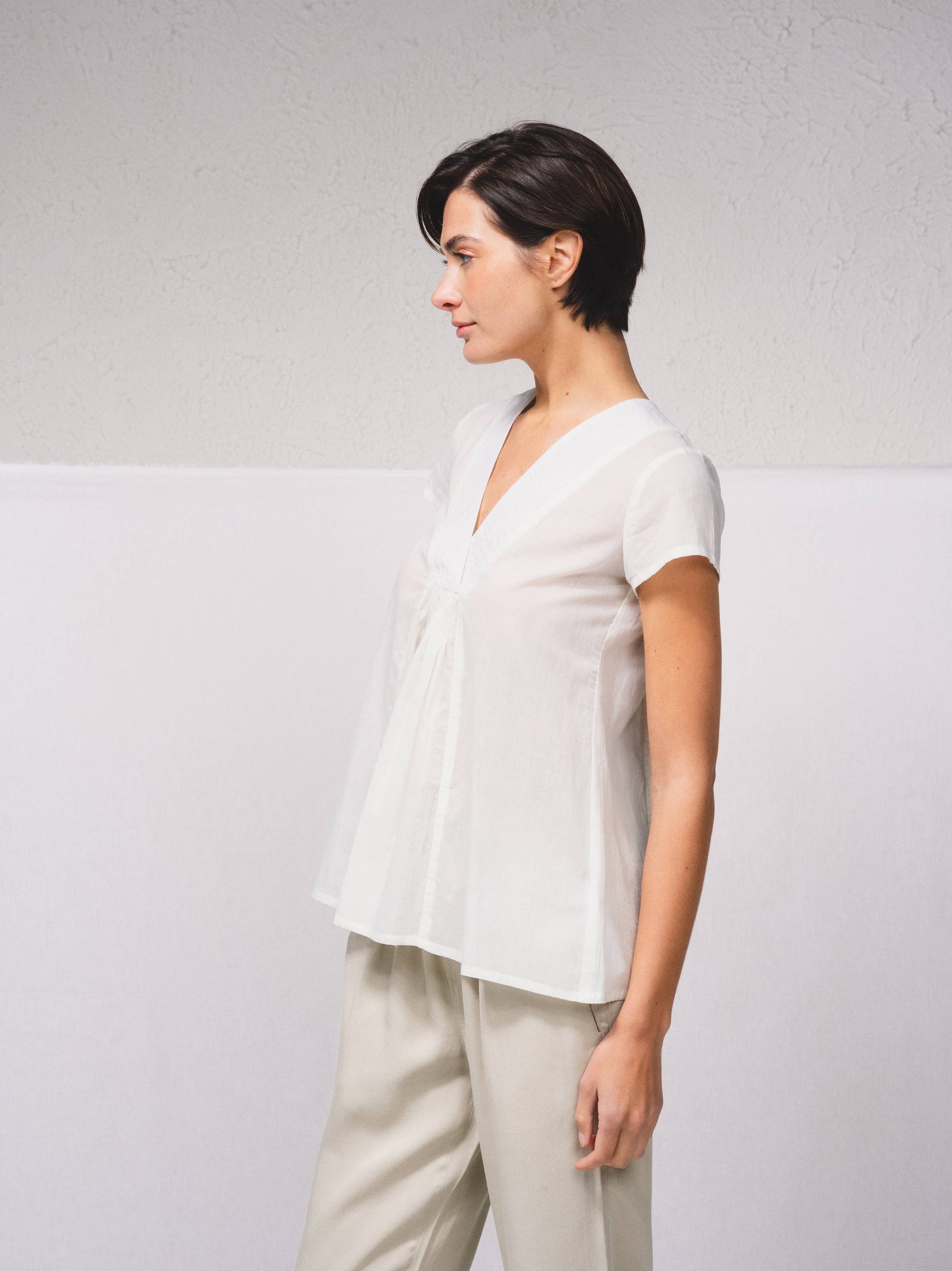 Blusa in cotone con scollo a V e volant