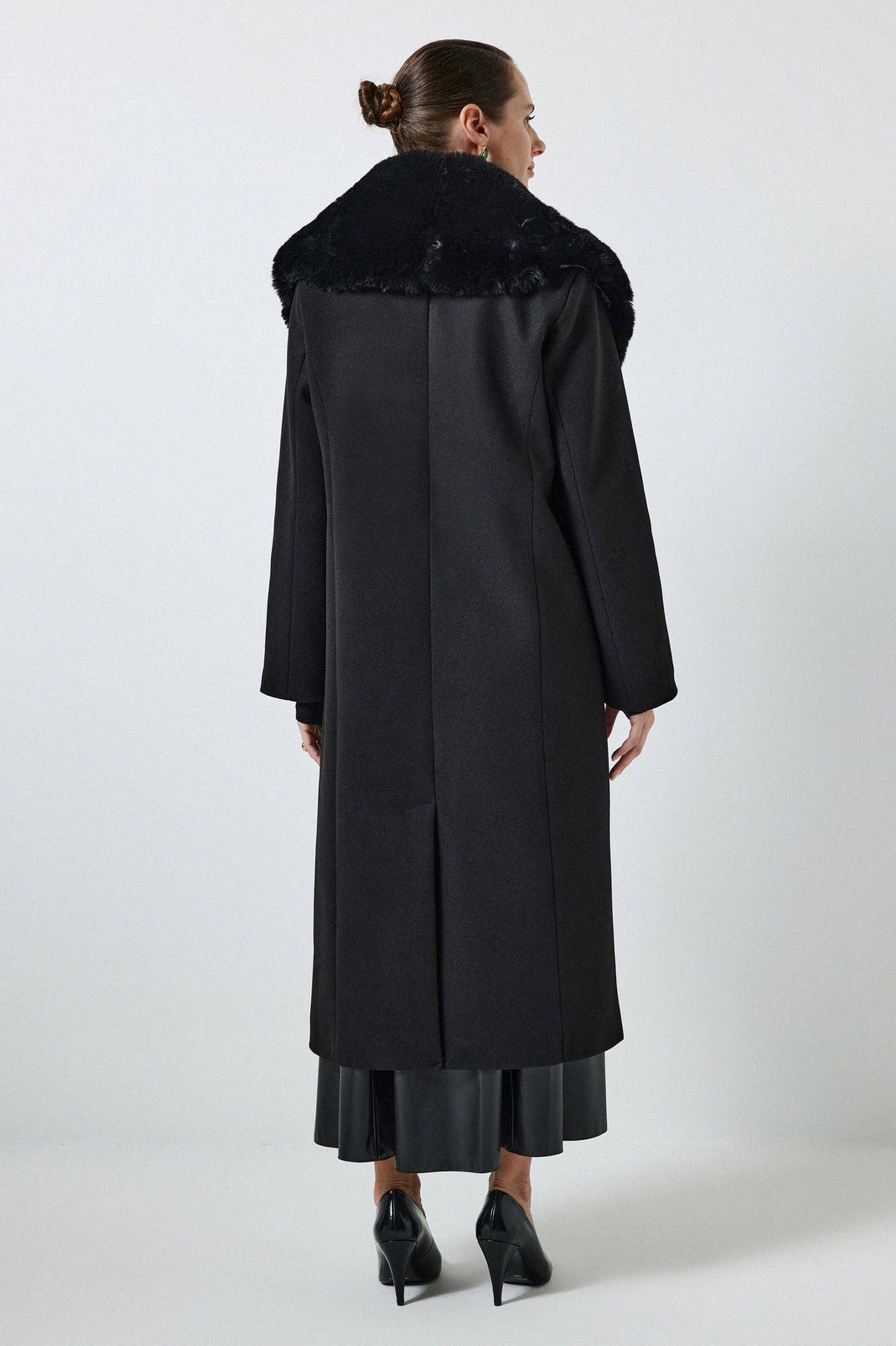 Cappotto lungo nero con collo in pelliccia