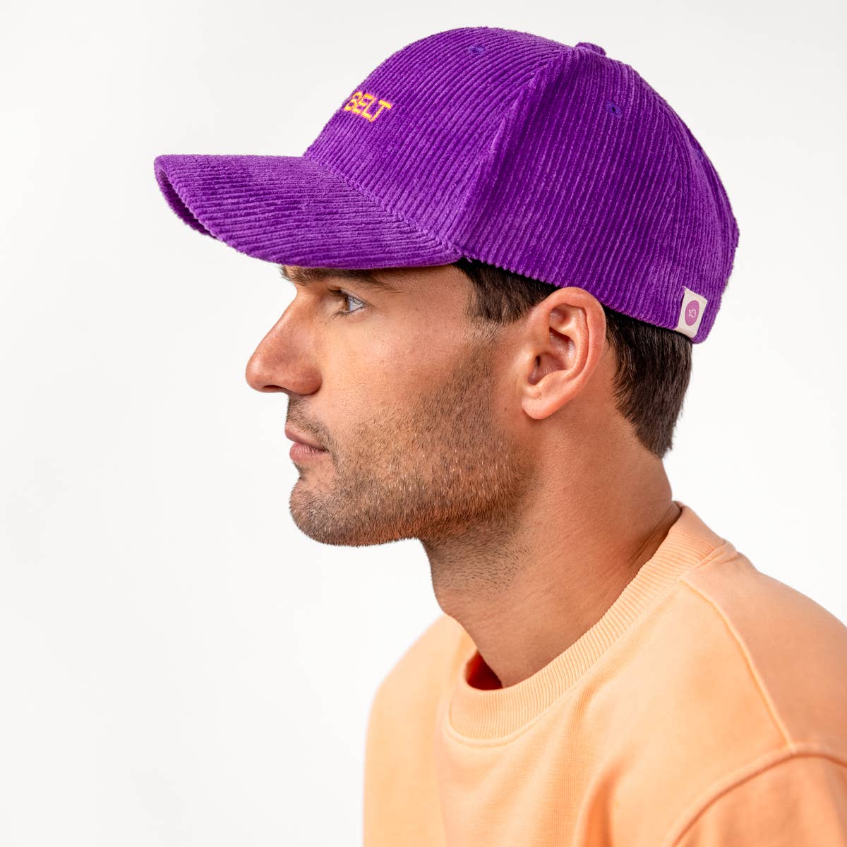 Cappellino in velluto viola con logo ricamato
