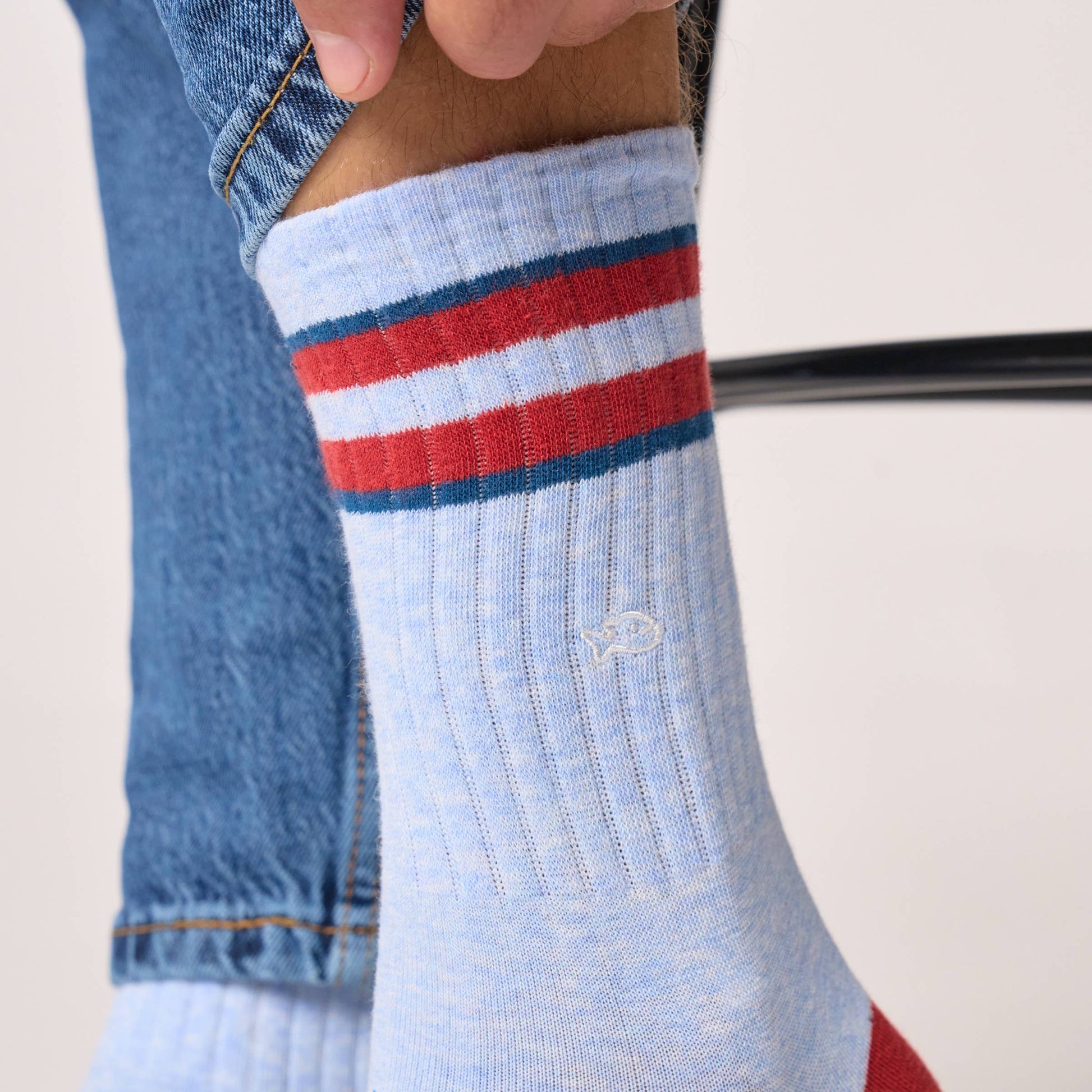 Calzini retrò in cotone pettinato azzurri a righe rosse e blu