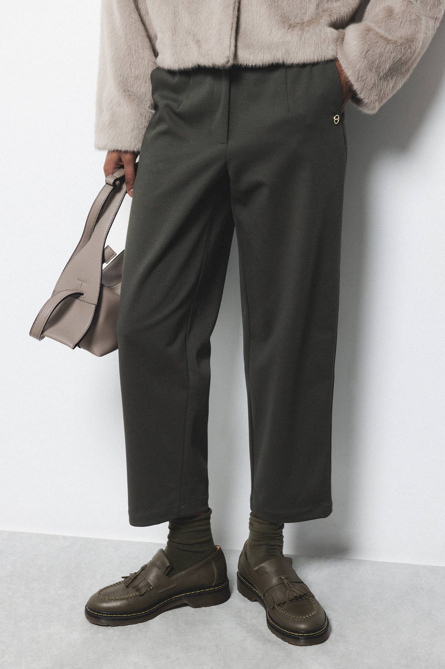 Pantaloni slim essenziali con tasche laterali