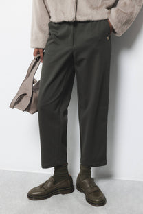 Pantaloni slim essenziali con tasche laterali