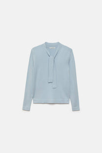 Maglione in maglia rasata con fiocco e scollo a V
