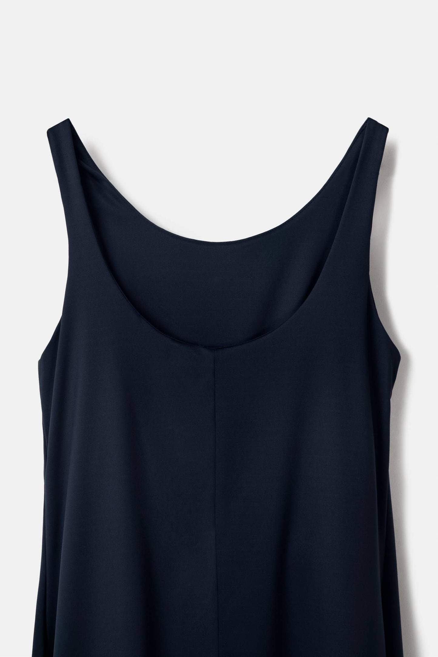 Abito sportivo minimal con spalline e shorts integrati