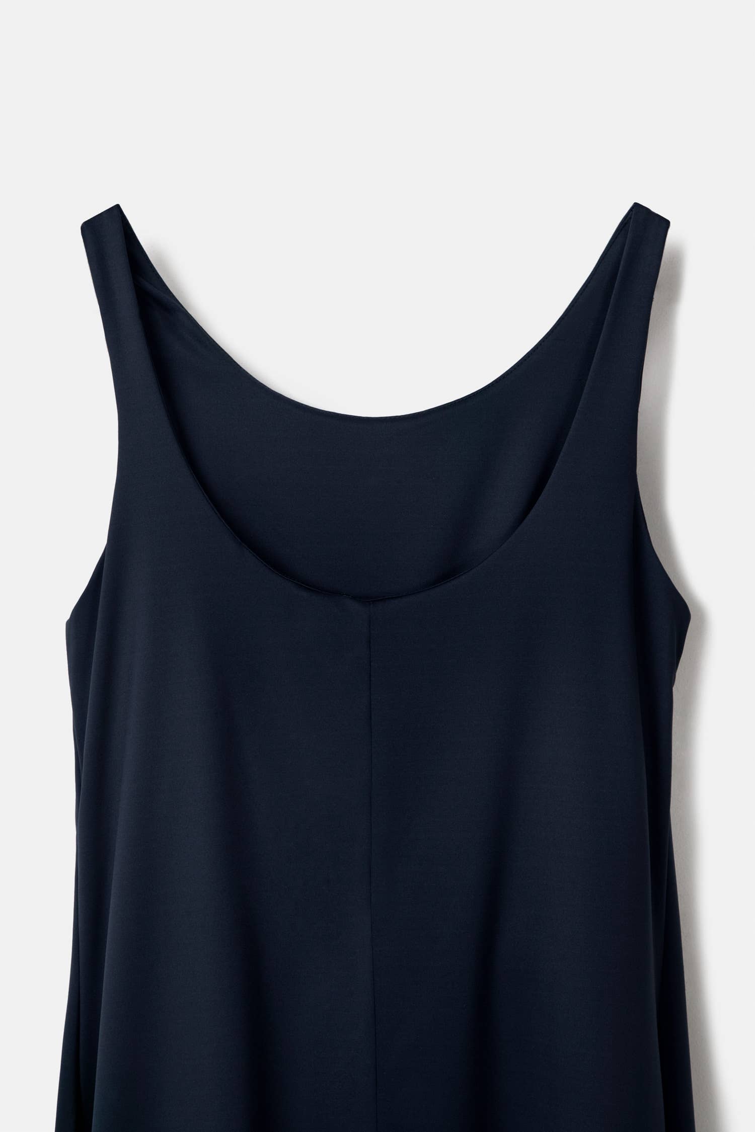 Abito sportivo minimal con spalline e shorts integrati